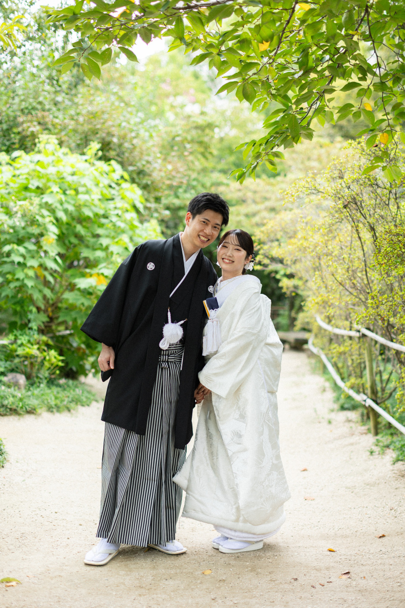 黒の紋付き羽織袴と白無垢が際立つ一枚