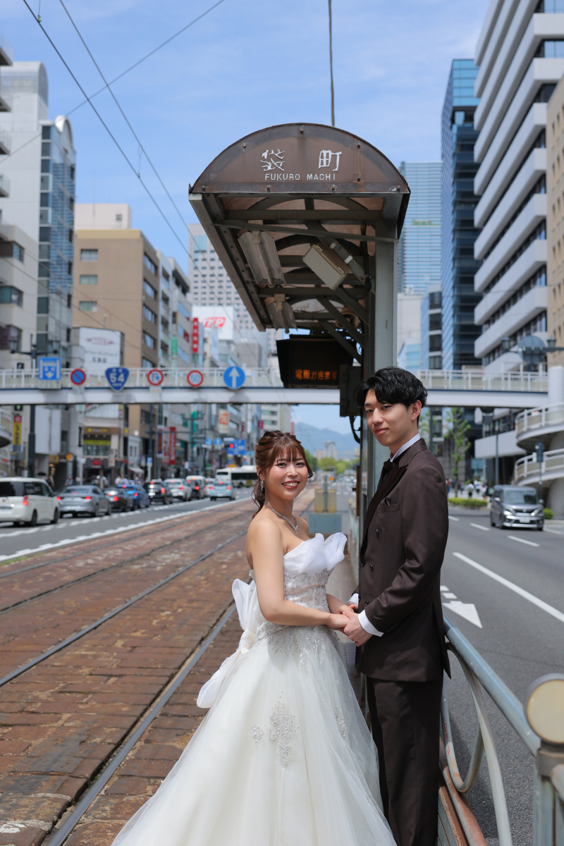 手を取り合って