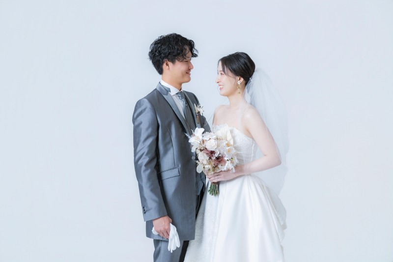 シンプルな背景に映える二人