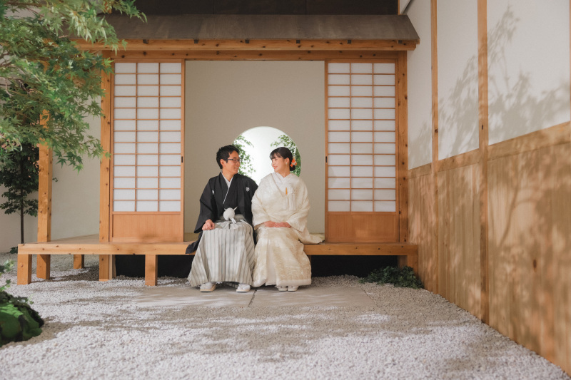 庭園に座って休憩