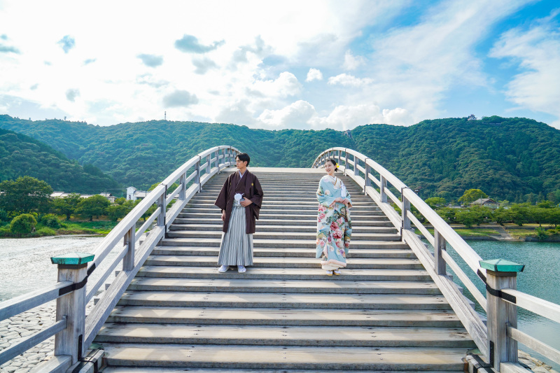 青空での撮影での爽やかな色打掛