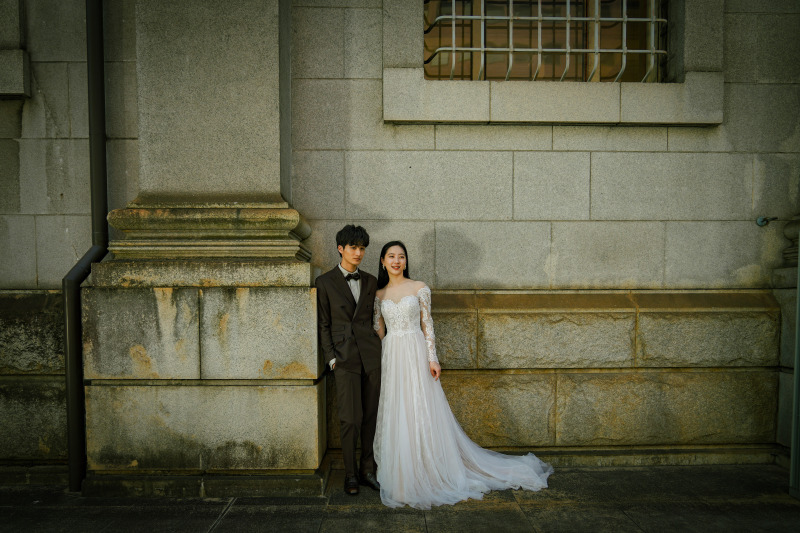 ロケ地の雰囲気に合わせてドレスをチョイス