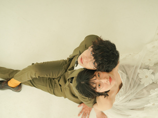 スタジオ撮影も二人だけの空間で安心！　天候が気になる方はこちらもおすすめです！！　ふたりの趣味や特技は何ですか？　これはダメあれはダメなんてことは全くないのでおふたりらしい唯一無二な写真を撮りませんか