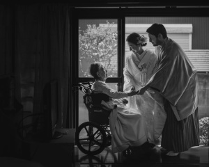 2023富士フィルム営業写真コンテスト【銀賞】を受賞しました。新婦様の大好きなお祖母様に絶対に見せたかった花嫁姿。フランス人の旦那様も一緒にお祖母様と手を取るシーンは感動の一瞬でした。