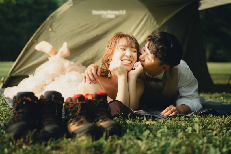 2人の趣味のキャンプ。テントやアウトドアブーツなどの小物を使って撮影しました!新婦様のことが好きな新郎様。2人の好きなキャンプ。好きを沢山詰め込んだ1枚です◎そして新婦様の笑顔が素敵でした!