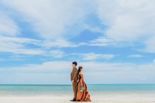 シャンパンゴールドのドレスがビーチに映えて素敵でした！