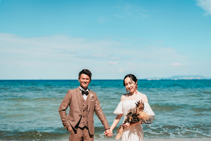 ビーチで様々なおふたりを