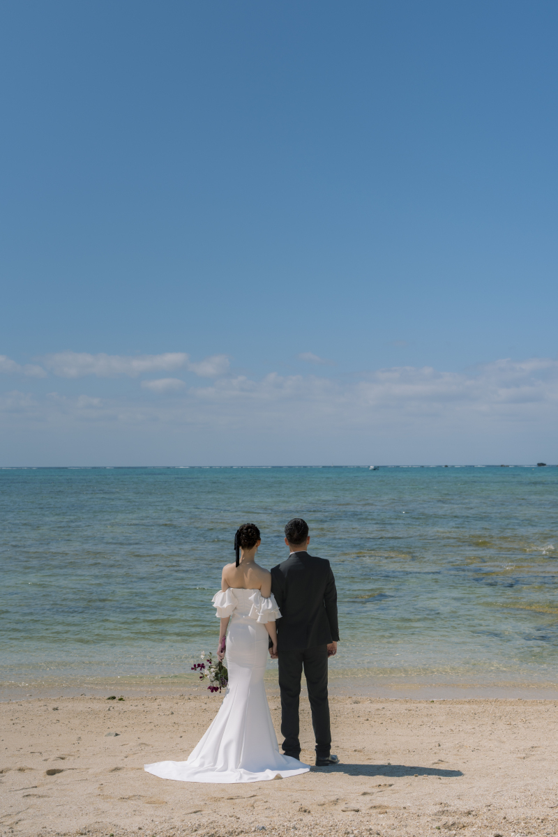 沖縄の海と空が背景になった素敵な一枚です