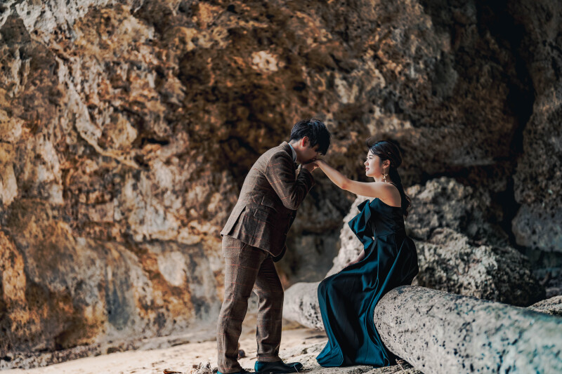 岩場をバックに