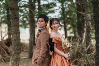 カラードレス&茶色のタキシードがお似合いな美男美女ご夫婦♡