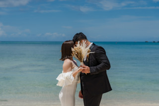 家族旅行も兼ねて沖縄へお越しのご夫婦とビーチフォト撮影しました〜