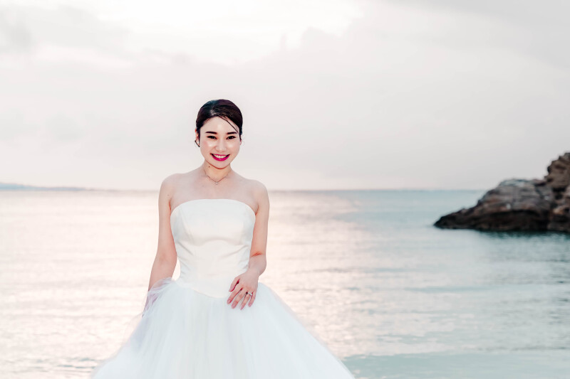 海をバックに撮影