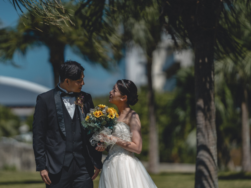 ひまわりのブーケがお二人っぽくてすごく素敵!