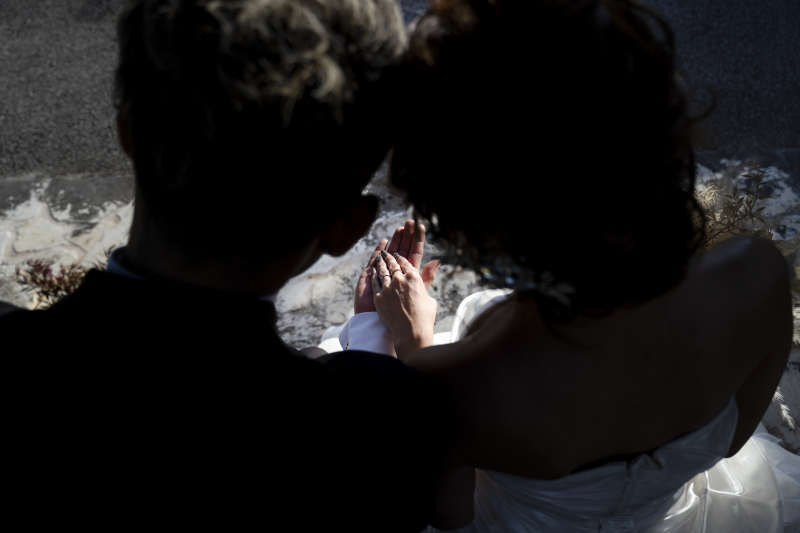 おふたりのシルエットからお手元を