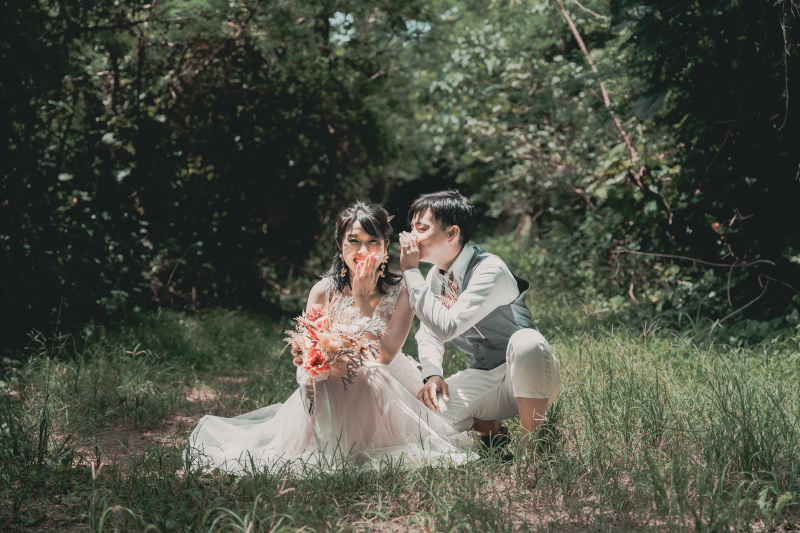 ヒソヒソ話のポージング