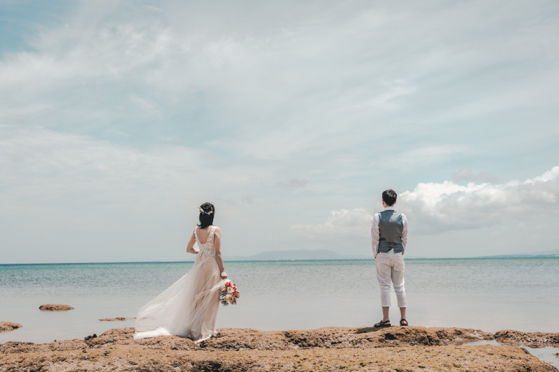 海をバックに撮影