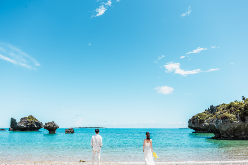 青い海をバックにパシャリ