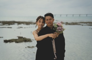 沖縄感溢れるビーチでの一枚！鮮やかな写真＆シックよりの写真も可能です！お気軽にお問合せください！