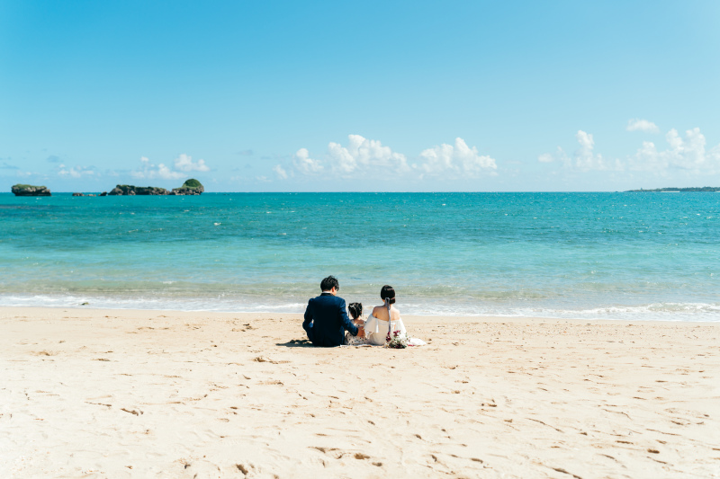 家族ショット！おふたりの間に座るお子様♪可愛すぎます！！