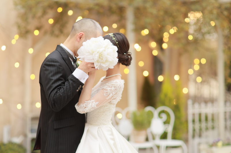 ブーケで顔隠しショット♡