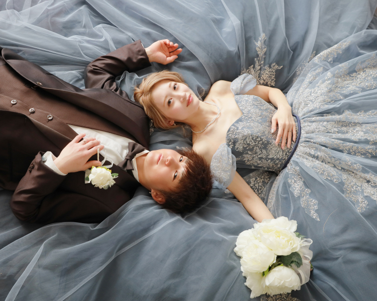 カラードレスでねころびショット(^^)♡