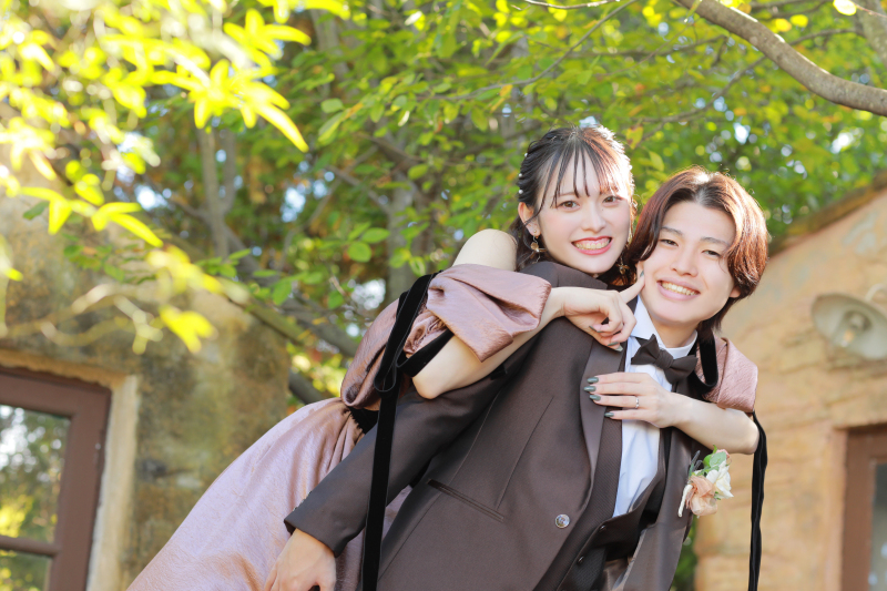 お庭でおんぶショット！！お２人とも可愛いです♡