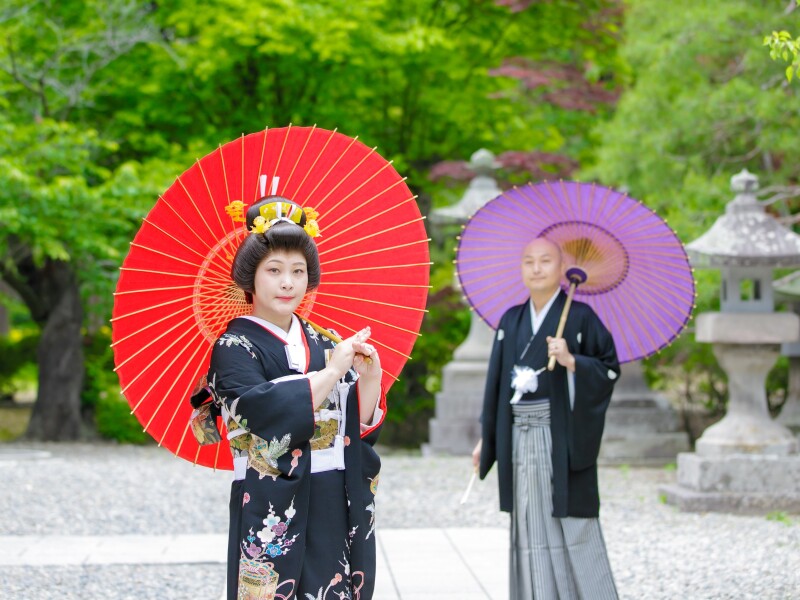 鮮やかなグリーンと番傘で華やかに