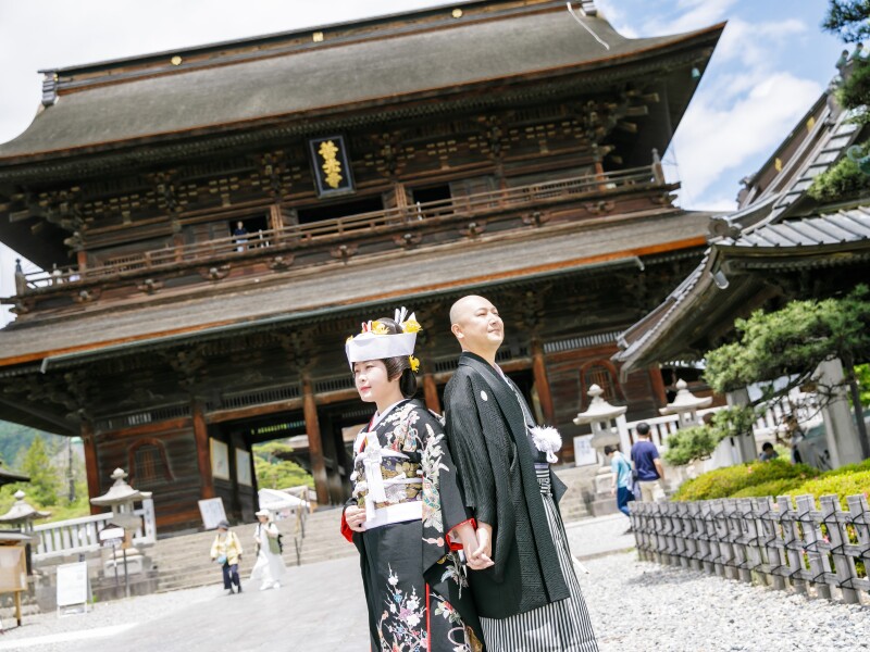 重厚感際立つ山門をバックに