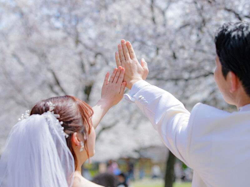 桜をバックに・・・