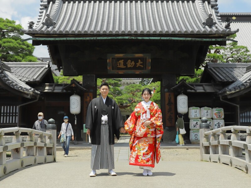 善光寺大勧進 大門前にて