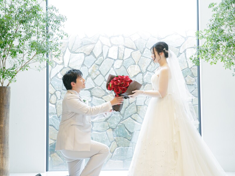 チャペルフォト!大きな愛を赤いバラの花束にこめて