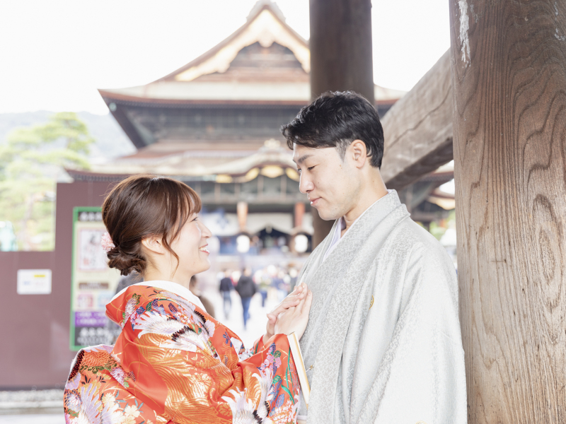 善光寺本堂前で