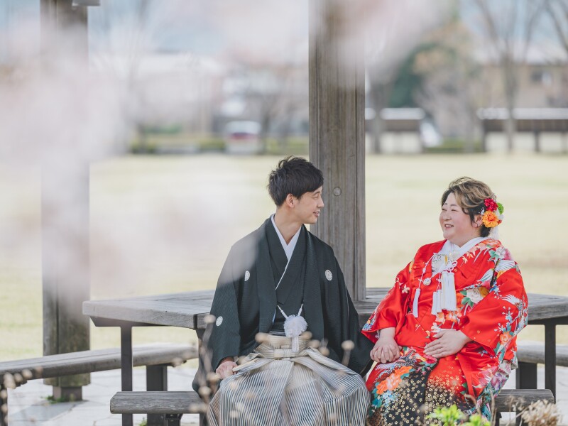 ベンチに座って二人だけのひととき