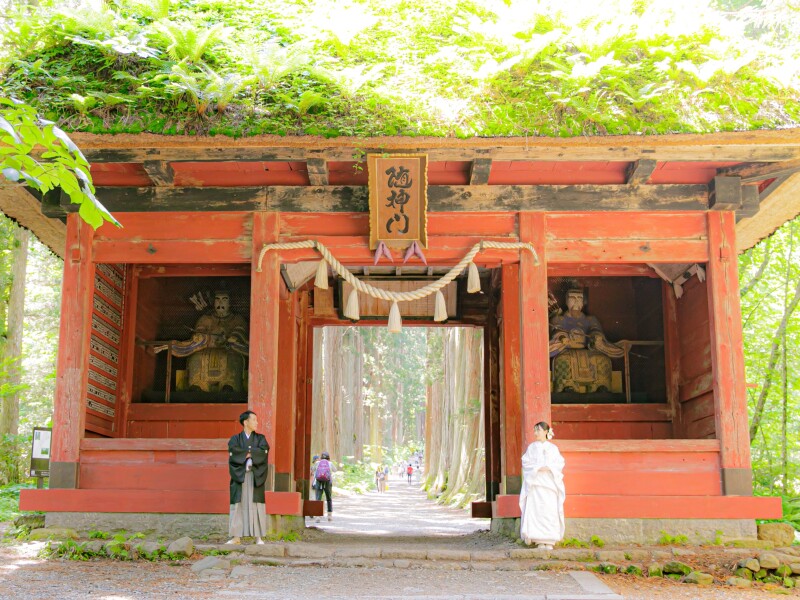 赤く門番見張る「随神門」