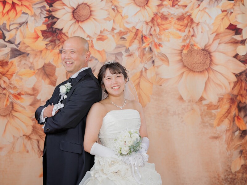 明るい二人に合わせた背景で!