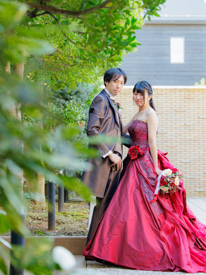 中庭で風を感じながらリラックス