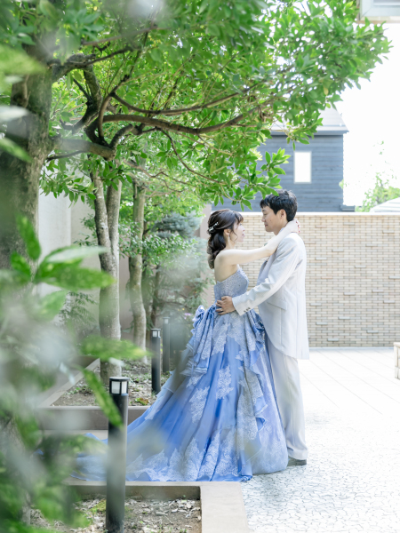 開放的な中庭で、奥行きある1枚に