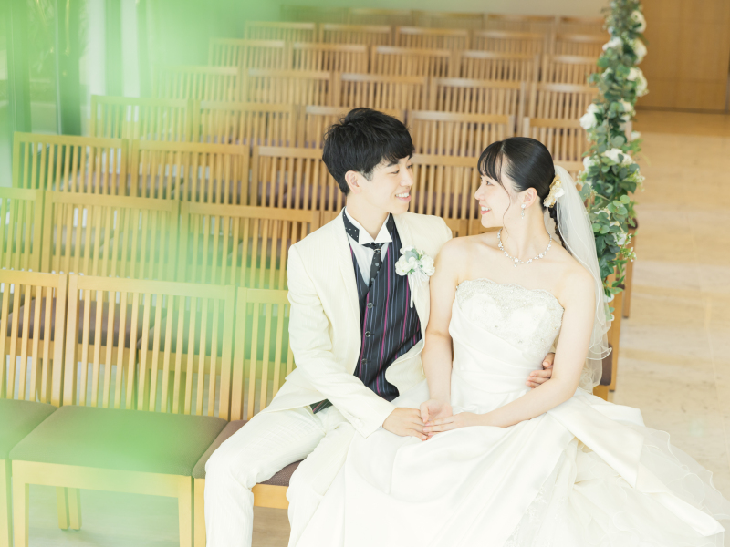 【Autumnフォト(10・11月)】洋装 チャペルフォト《自然光に包まれ水がキラキラ輝く本格的チャペルを貸し切り!》