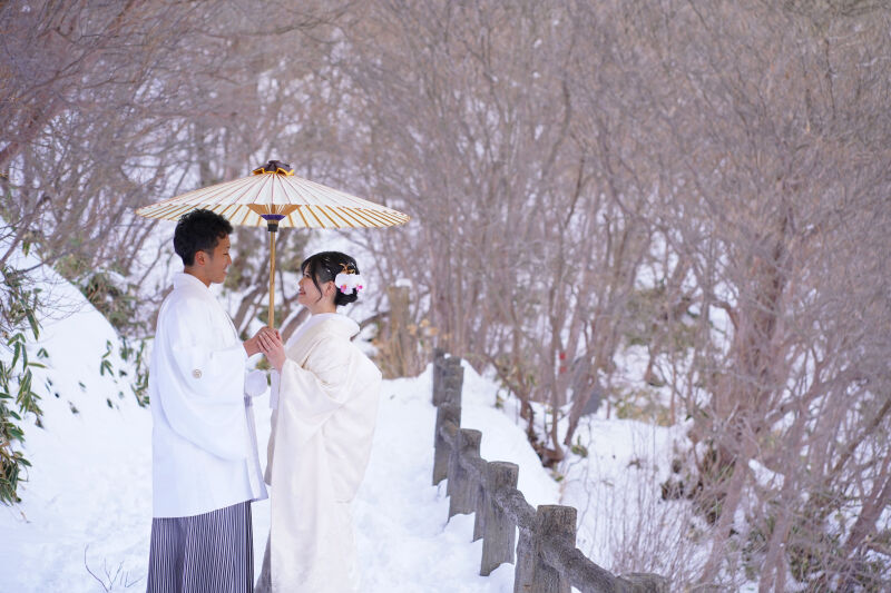 雪山を背に誓う永遠の愛