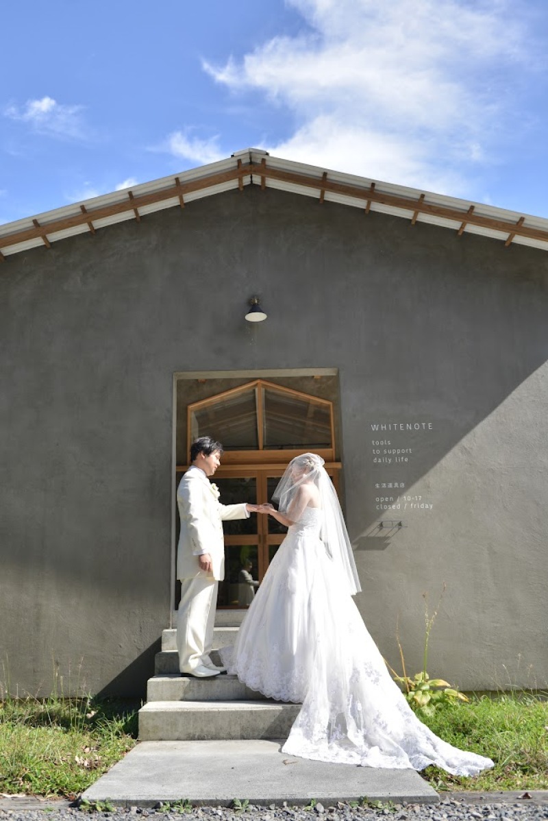 まるでチャペルのような入口