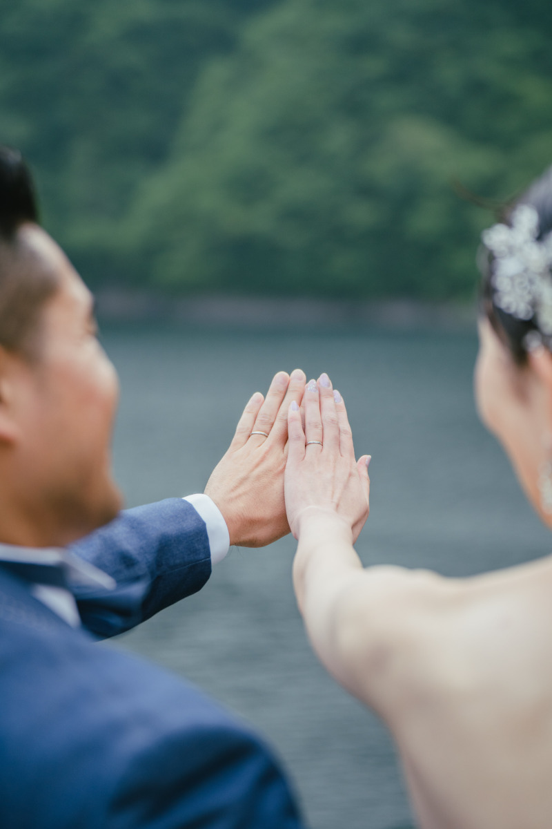 2人、手をかざして