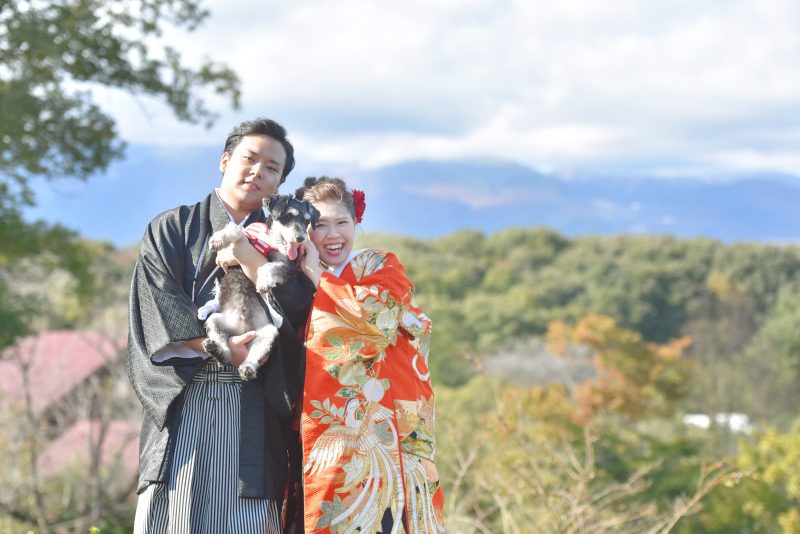 那須連峰をバックに家族写真。