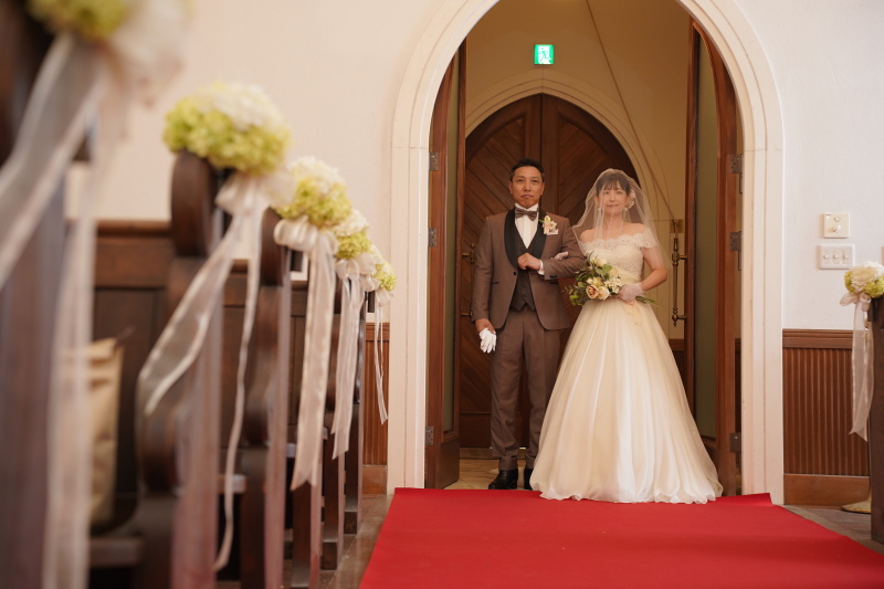 挙式風の入場シーン