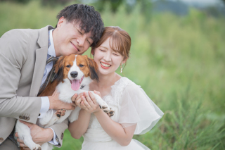 愛犬と一緒のお花畑でウェディングフォト