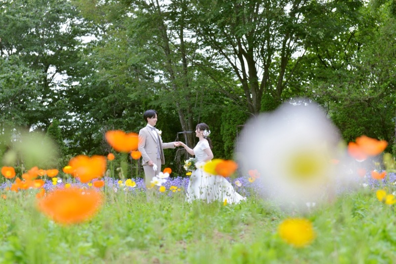 お花に囲まれて、手をつないで