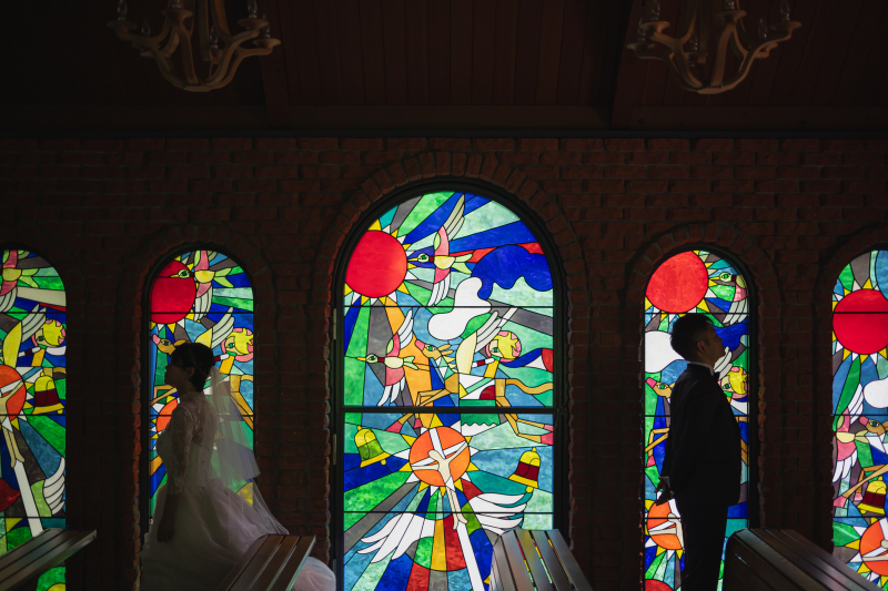 美しいステンドグラスの前で。