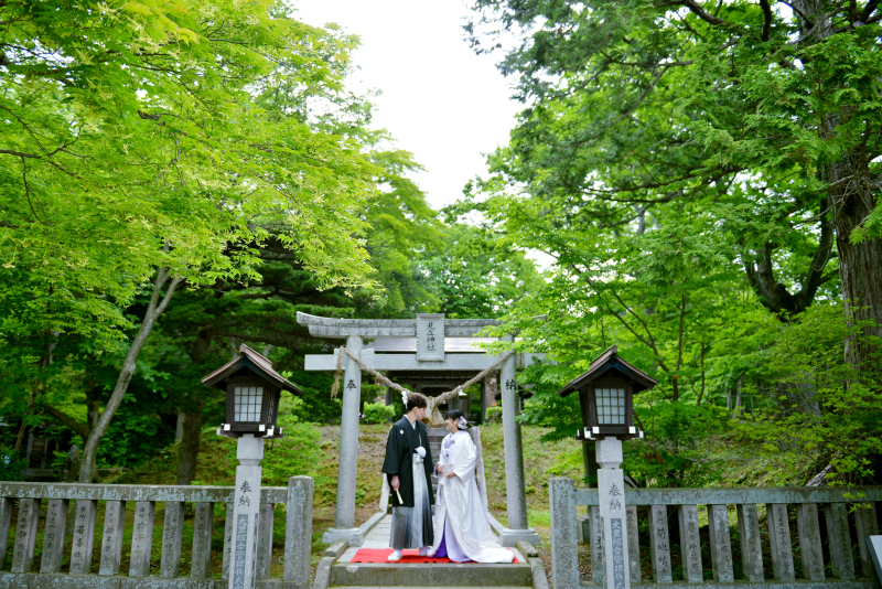 鳥居の前での全身ショット