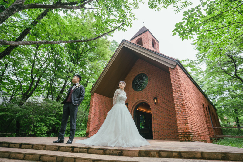 自然に囲まれた独立型のチャペル