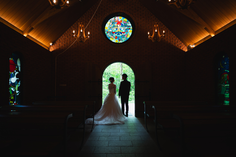 新緑とステンドグラスのコントラスト