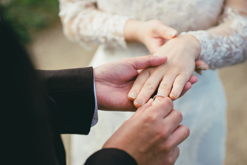 自然に囲まれての指輪の交換